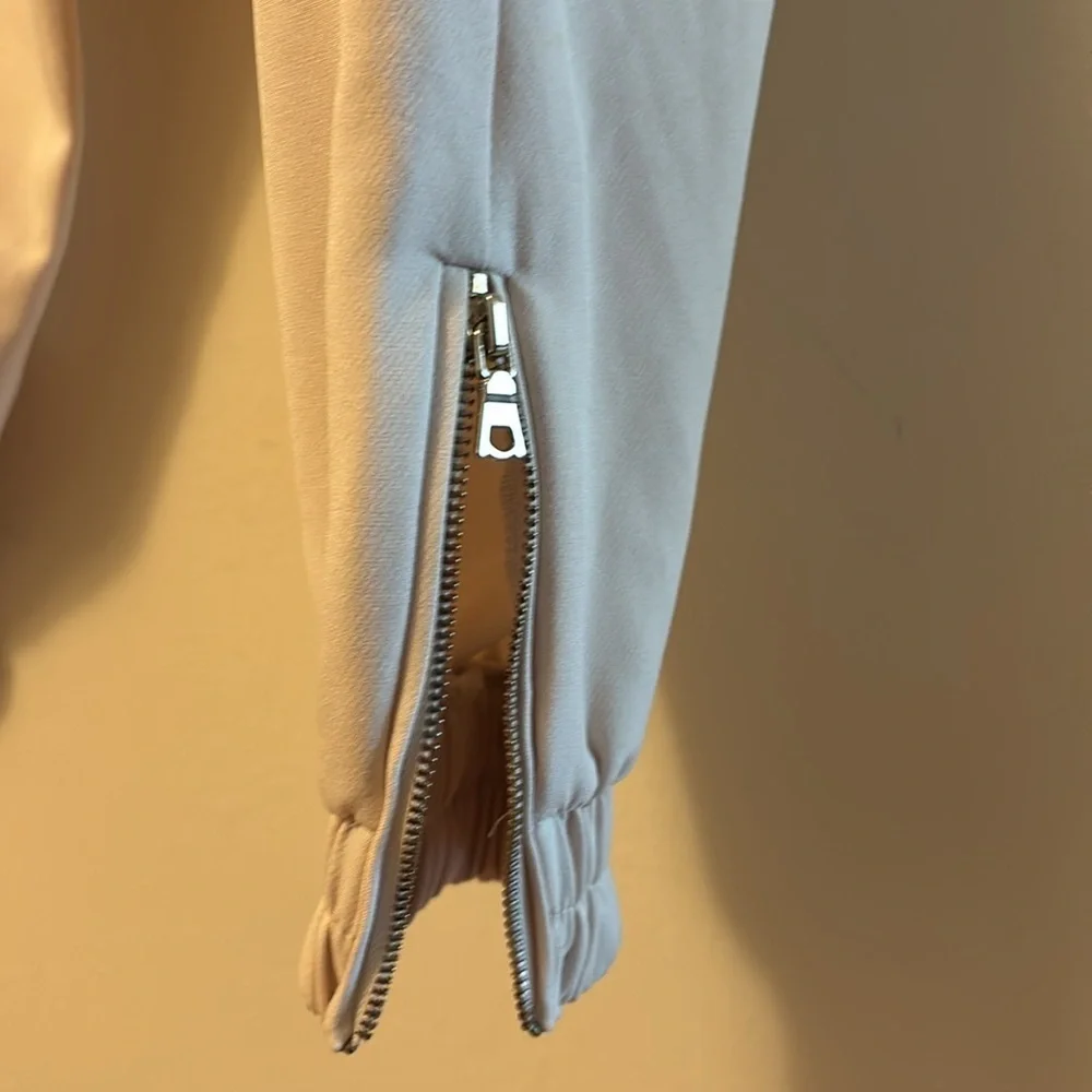 Zara cream sweatpants XS adjustable drawstring waistand zippers atthe ankles. .